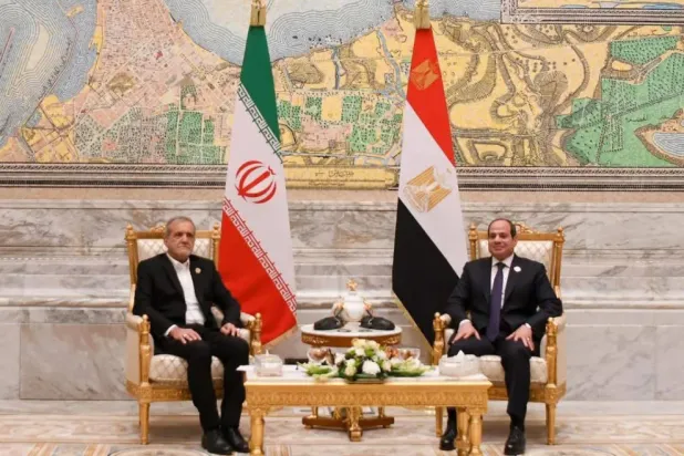 الرئيس المصري عبد الفتاح السيسي ونظيره الإيراني مسعود بزشكيان في لقاء سابق بالقاهرة ديسمبر الماضي (الرئاسة المصرية)