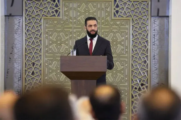 Suriye Cumhurbaşkanı Ahmed eş-Şera, geçtiğimiz şubat ayında Şam'da düzenlenen Ulusal Diyalog Konferansı’nın kapanışında konuştu. (AFP)