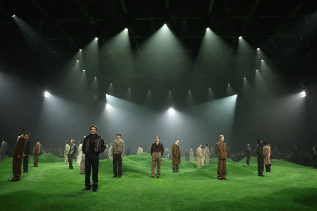 من عرض الدار لخريف وشتاء 2025 حيث تكمن قوتها في التصميم والأقمشة (غيتي)