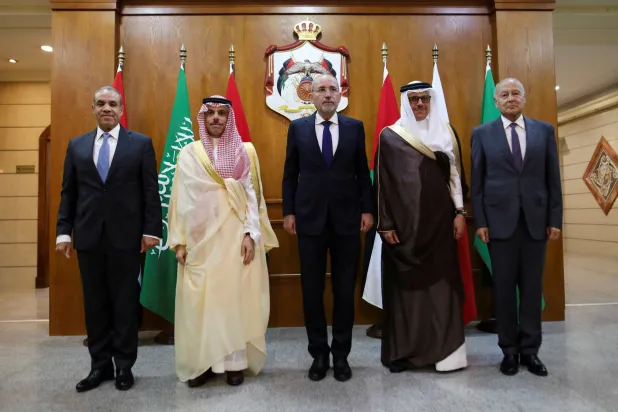 من اليمين: الأمين العام لجامعة الدول العربية ووزراء خارجية البحرين والأردن والسعودية ومصر في عمّان الأحد (رويترز)