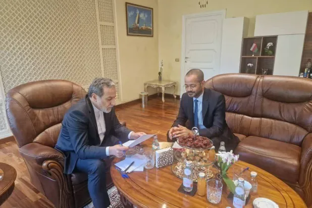 عراقجي والبوسعيدي وسيط المفاوضات النووية داخل السفارة العمانية في روما (الخارجية الإيرانية)
