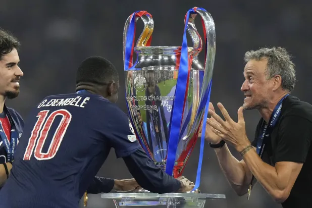 ديمبلي ومدربه إنريكي خلال التتويج بالكأس الأوروبية (أ.ب)
