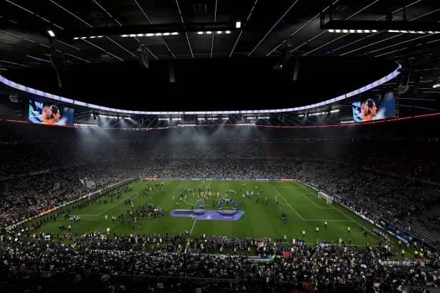 جماهير الفريق الباريسي اقتحمت الملعب احتفالاً باللقب الأوروبي (إ.ب.أ)