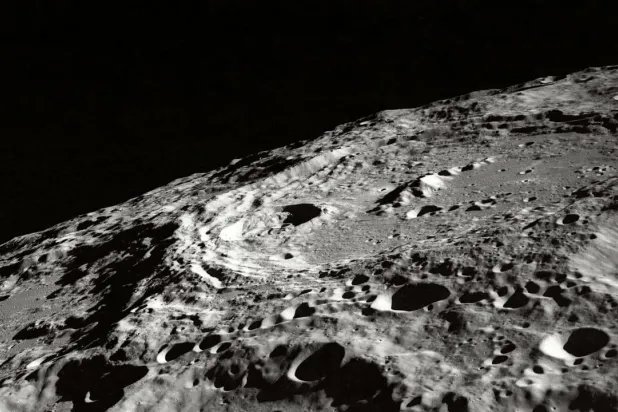 تضاريس سطح القمر تزيد صعوبة الهبوط عليه