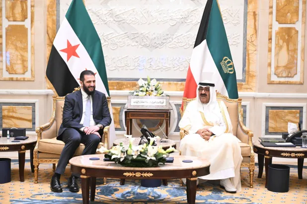 الشيخ مشعل الأحمد الجابر الصباح أمير الكويت والرئيس السوري أحمد الشرع خلال جلسة مباحثات رسمية تمّ عقدها اليوم (كونا)