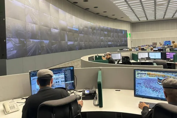 يعمل المركز على متابعة كثافة الحشود في الحرم المكي والحالة الأمنية والمرورية في مكة المكرمة (الشرق الأوسط)