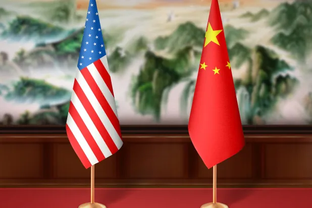 العلمان الصيني والأميركي (إكس)