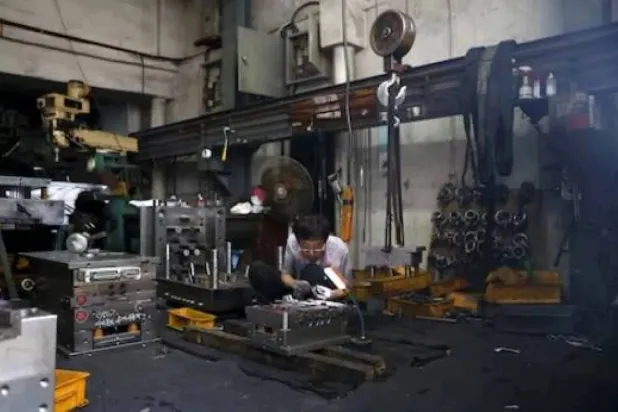 عامل في مصنع للصلب في سيول (رويترز)