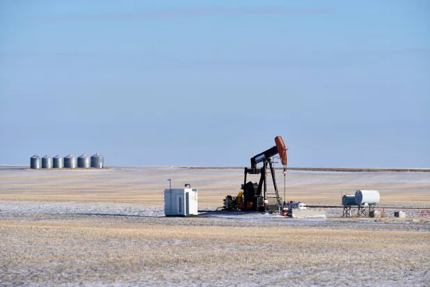 حفارة نفط بالقرب من كلاريشولم بألبرتا في كندا (رويترز)