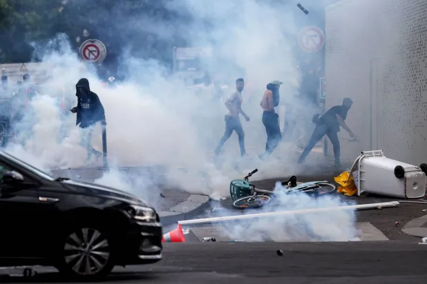 تسببت أعمال الشغب في اعتقال 563 شخصاً في أنحاء فرنسا (أ.ف.ب)