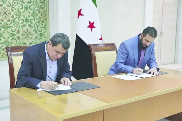 عبدي وقَّع مع الشرع بدمشق مارس الماضي اتفاقاً يقضي باندماج «قسد» في الجيش السوري (أ.ب)