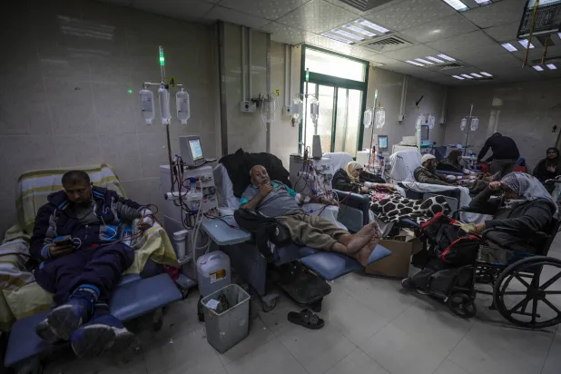 مرضى يخضعون لغسل الكلى داخل «مستشفى الأقصى» في دير البلح بقطاع غزة يوم 17 مارس 2024 (إ.ب.أ)