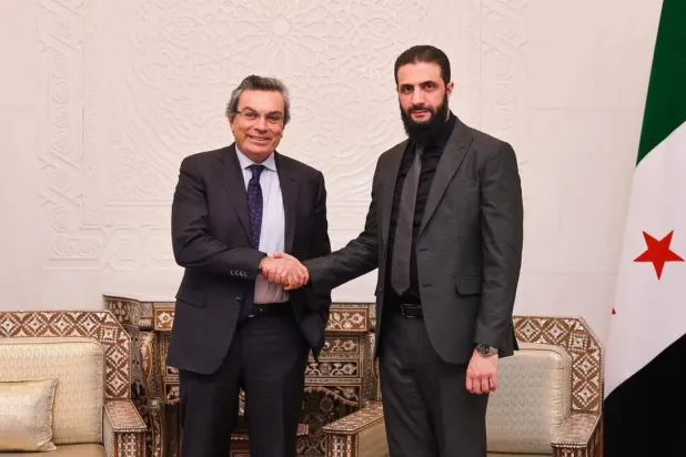 لقاء الرئيس الشرع ورجل الأعمال السوري أيمن الأصفري الذي سيسهم في قطاع النفط السوري عبر شركته «بتروفاك Petrofac» (الإخبارية)