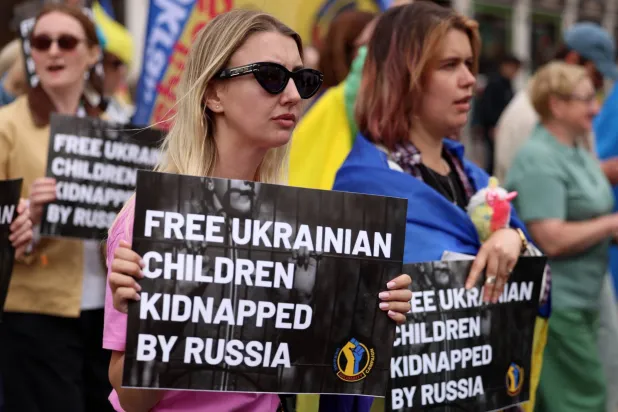 خلال مسيرة تضامن مع أوكرانيا في وسط لندن يطالب فيها المتظاهرون بإطلاق الأطفال الأوكرانيين بروسيا في 1 يونيو 2025 (إ.ب.أ)