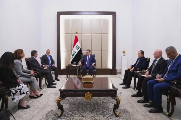رئيس وزراء العراق محمد شياع السوداني مستقبلاً القائم بأعمال السفارة الأميركية ستيفن فاغن الاثنين (إكس)