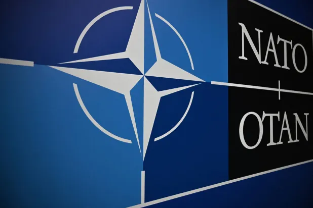 شعار حلف شمال الأطلسي (الناتو) (أ.ف.ب)