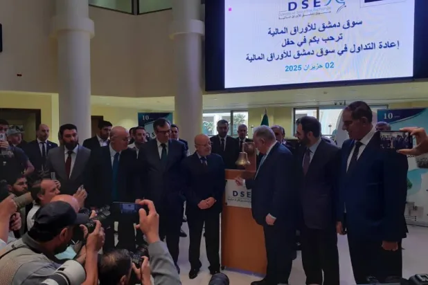 المسؤولون السوريون يقرعون الجرس إيذاناً بإعادة افتتاح سوق دمشق (الشرق الأوسط)