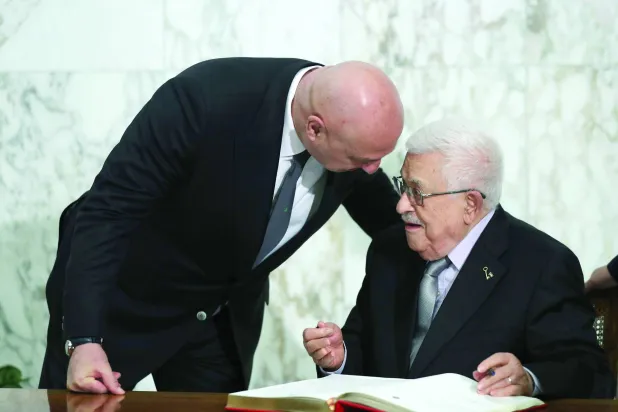 الرئيس اللبناني جوزيف عون مع الرئيس الفلسطيني محمود عباس في القصر الجمهوري قرب بيروت (إ.ب.أ)