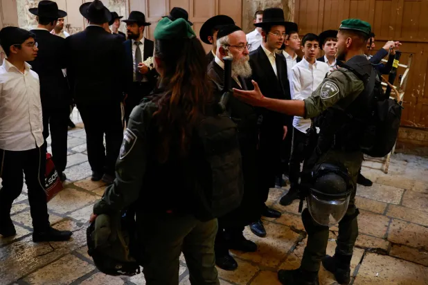 شرطيان يمنعان يهوداً متطرفين من دخول مجمع المسجد الأقصى في القدس أبريل 2024 (رويترز)