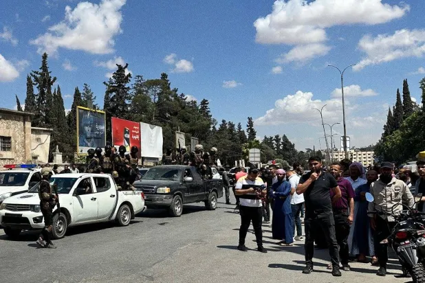 أهالي الموقوفين لدى «قسد» ينتظرون الإفراج عنهم في حلب يوم الاثنين (الإخبارية)