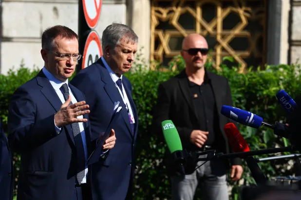 رئيس الوفد الروسي المستشار الرئاسي فلاديمير ميدينسكي يتحدث إلى الصحافة بعد الجولة الثانية من مفاوضات السلام مع أوكرانيا في إسطنبول يوم 2 يونيو 2025 (إ.ب.أ)