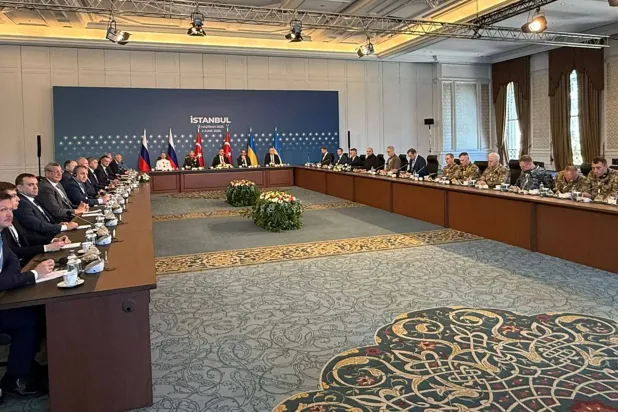 جانب من الجولة الثانية للمفاوضات المباشرة بين روسيا وأوكرانيا التي عقدت في إسطنبول وسط تصعيد عسكري شديد (أ.ف.ب)