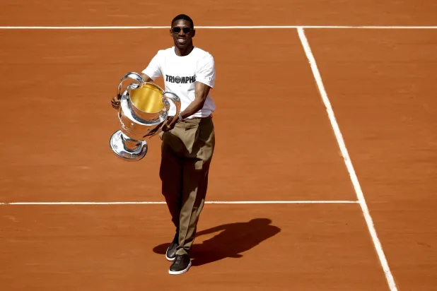 عثمان ديمبلي يحمل كأس أبطال أوروبا في ملاعب «رولان غاروس» (إ.ب.أ)