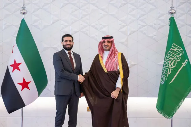 الأمير عبد العزيز بن سعود مستقبلاً الوزير أنس خطاب في جدة الاثنين (وزارة الداخلية السعودية) 