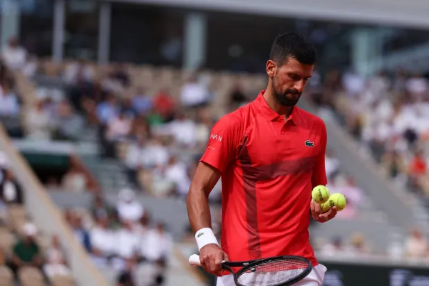 الصربي نوفاك ديوكوفيتش إلى نادي المائة في «رولان غاروس» (أ.ف.ب)