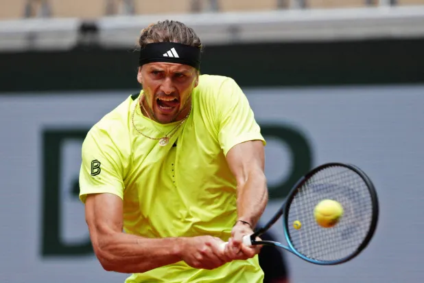 النجم الألماني ألكسندر زفيريف إلى ربع نهائي رولان غاروس (أ.ف.ب)