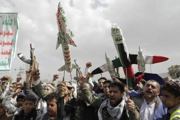 أنصار الحوثي يرددون شعارات ويحملون طائرة بدون طيار وهمية خلال احتجاج مناهض للولايات المتحدة وإسرائيل في صنعاء، 30 مايو 2025 (إ.ب.أ)