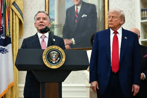 المبعوث الأميركي الخاص إلى الشرق الأوسط ستيف ويتكوف يتحدث وبجواره الرئيس الأميركي دونالد ترمب في البيت الأبيض 28 مايو 2025 (أ.ف.ب)