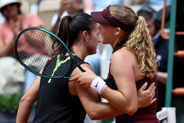 ميرا أندريفا تصافح داريا كاساتكينا عقب مواجهتهما في رولان غاروس (إ.ب.أ) 