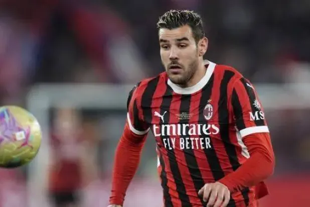 ثيو هرنانديز لاعب نادي ميلان الإيطالي (رويترز) 