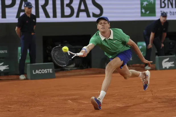 النجم الإيطالي يانيك سينر إلى ربع نهائي رولان غاروس (أ.ب)