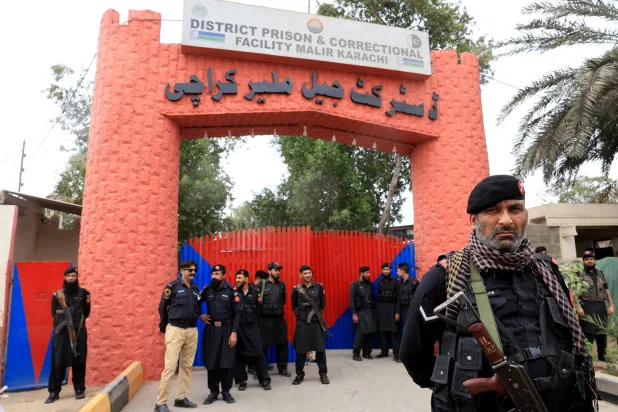 جنود يقفون خارج سجن مالير بعد هروب العشرات منه (رويترز)