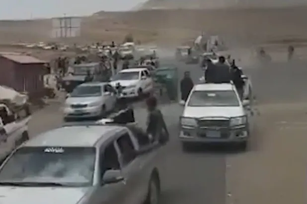 محتجون من قبائل الحدا في ذمار خلال توجههم إلى صنعاء للمطالبة بالإفراج عن باعة القات (إكس)