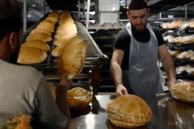 الخبز الأبيض قد يزيد من خطر الوفاة لدى مرضى سرطان القولون (إ.ب.أ)