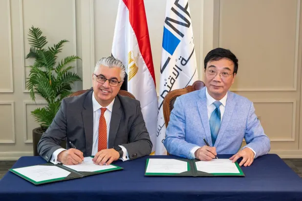 رئيس المنطقة الاقتصادية لقناة السويس وخويي هايلونغ رئيس شركة «كومفلي هونغ كونغ» الصينية خلال توقيع عقد المشروع (رئاسة مجلس الوزراء)