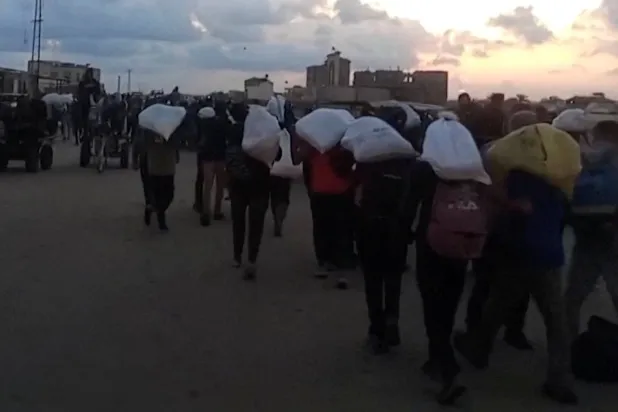 فلسطينيون يحملون مساعدات تلقوها من «مؤسسة غزة الإنسانية» المدعومة من الولايات المتحدة في رفح جنوب قطاع غزة (رويترز)