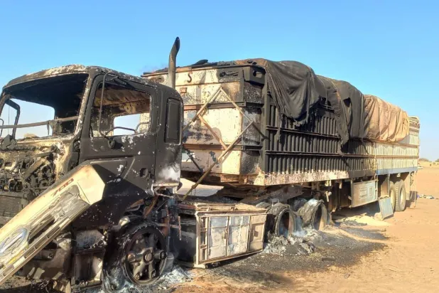 شاحنة تابعة لبرنامج الأغذية العالمي بعد تدميرها في مدينة الكومة بشمال دارفور (تلغرام)