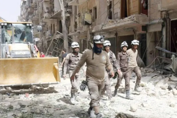 صورة أرشيفية لعناصر «الدفاع المدني» وسط الدمار في حلب (الشرق الأوسط)