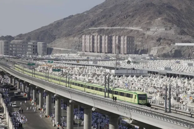 ينقل قطار المشاعر مئات الآلاف من الحجاج بطاقة استيعابية تتجاوز 72 ألف حاج في الساعة الواحدة (واس)