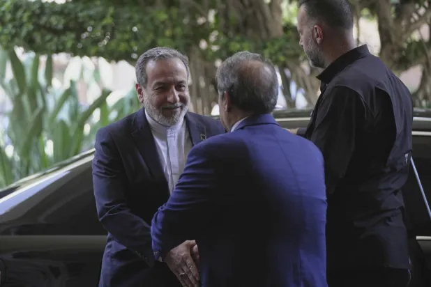 وزير الخارجية الإيراني عباس عراقجي لدى وصوله للقاء رئيس البرلمان نبيه بري في بيروت (أ.ب)