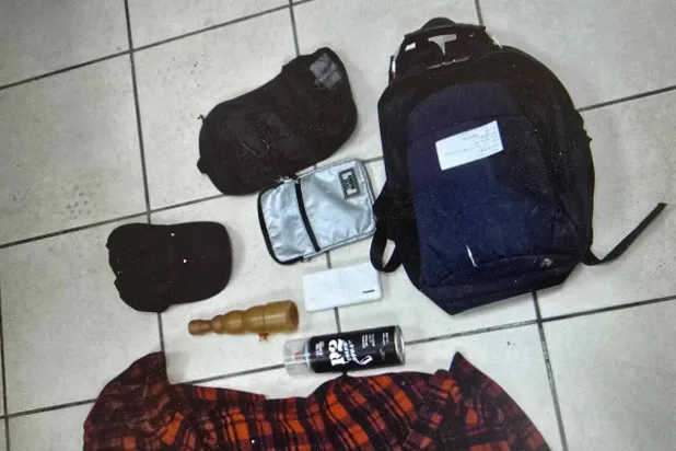 ممتلكات تم ضبطها مع رجل فلسطيني تشتبه إسرائيل في قيامه بمهام لصالح إيران في صورة نشرت 3 يونيو 2025 (الشرطة الإسرائيلية)