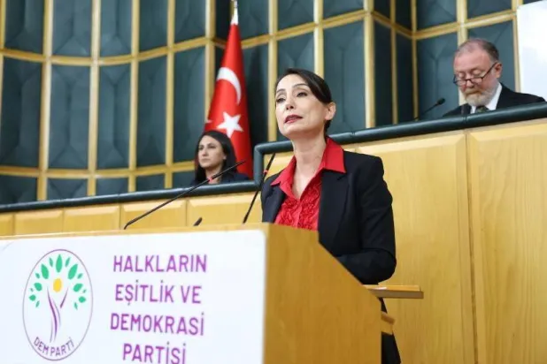 أوغوللاري متحدثة خلال اجتماع المجموعة البرلمانية لحزب «الديمقراطية والمساواة للشعوب» بالبرلمان التركي (حساب الحزب في «إكس»)