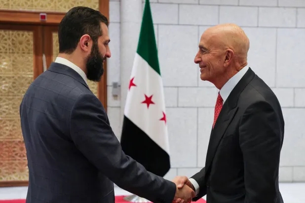 المبعوث الأميركي الجديد إلى سوريا توماس برّاك مع الرئيس أحمد الشرع (د.ب.أ)