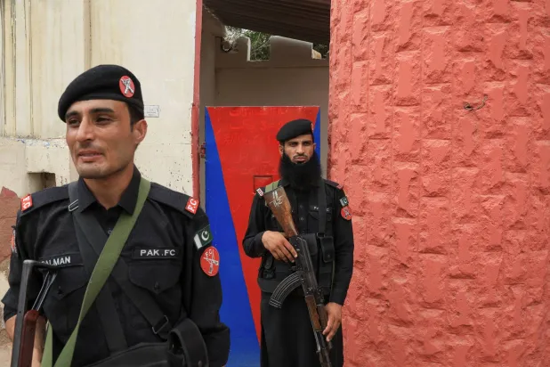 يقف جنود شبه عسكريين عند مدخل سجن منطقة مالير بعد هروب العشرات من السجناء من السجن على مشارف كراتشي 3 يونيو 2025 (رويترز)