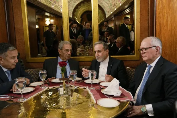 عراقجي يتناول العشاء بمنطقة خان الخليلي مع 3 وزراء خارجية مصريين سابقين يوم الاثنين (منصة إكس)
