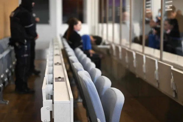 أشخاص يجلسون داخل قاعة محكمة في دوسلدورف بغرب ألمانيا (أ.ف.ب)